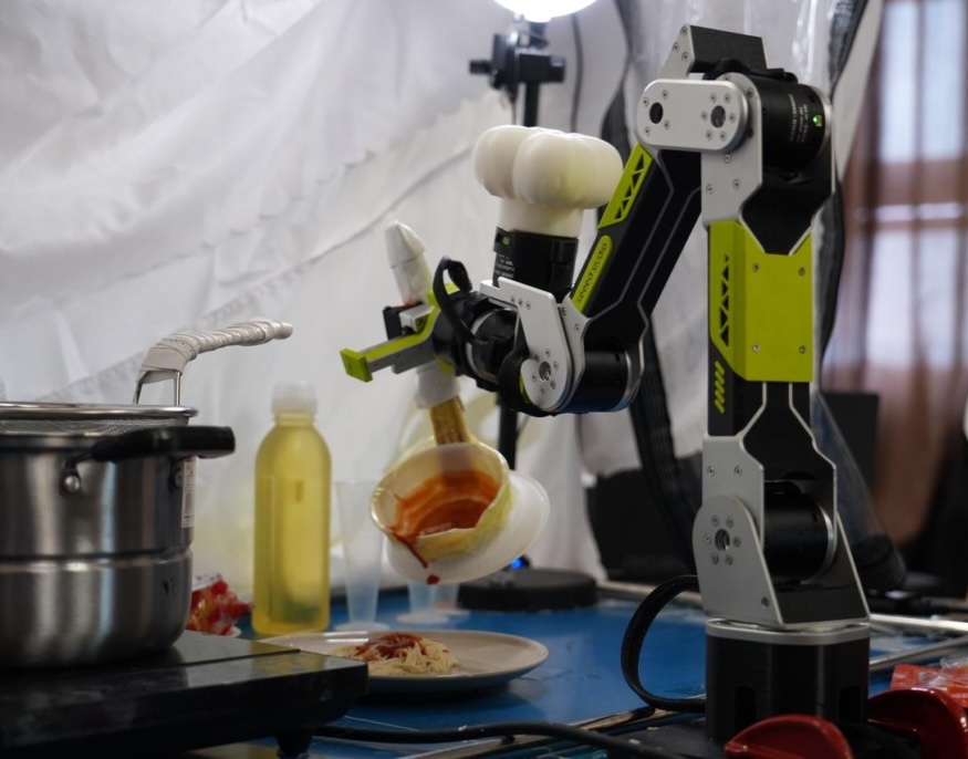 Robot arm plating pasta